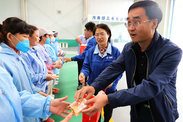 “共祝佳節(jié)，感恩奉獻(xiàn)”雙節(jié)集團(tuán)領(lǐng)導(dǎo)慰問(wèn)一線員工